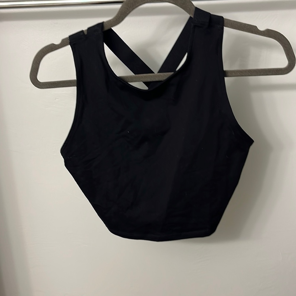 Black workout crop top